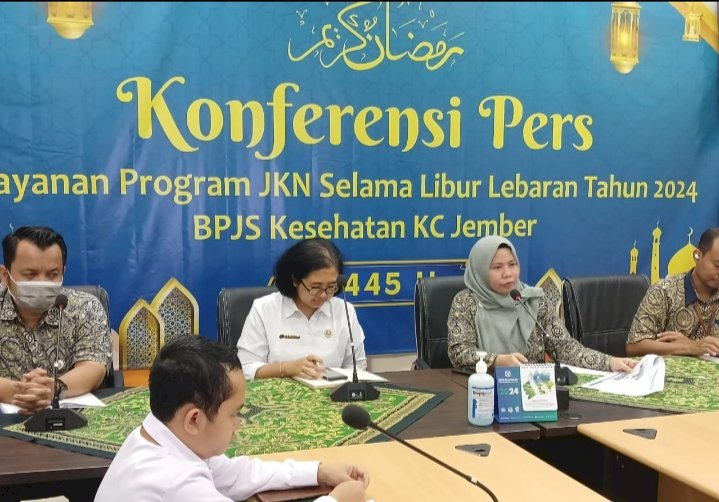 Kepala Cabang BPJS Kesehatan Jember Yessy Novita (batik berjilbab) didampingi Kabid Pelayanan Dinkes Jember dr Santi (baju putih) saat konferensi pers/RMOLJatim