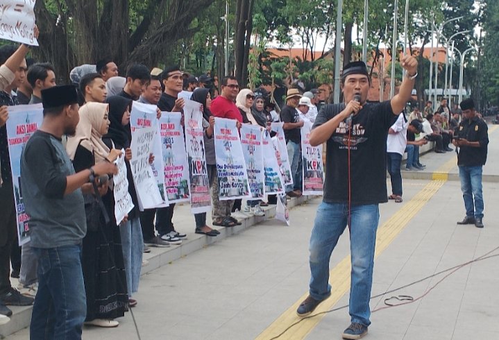 Massa aksi desak KPK tetapkan tersangka Bupati Sidoarjo Gus Muhdlor/RMOLJatim