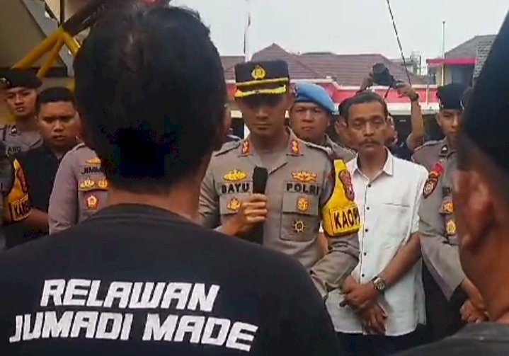 Kapolres Jember AKBP Bayu Pratama Gubunagi saat menemui massa/RMOLJatim