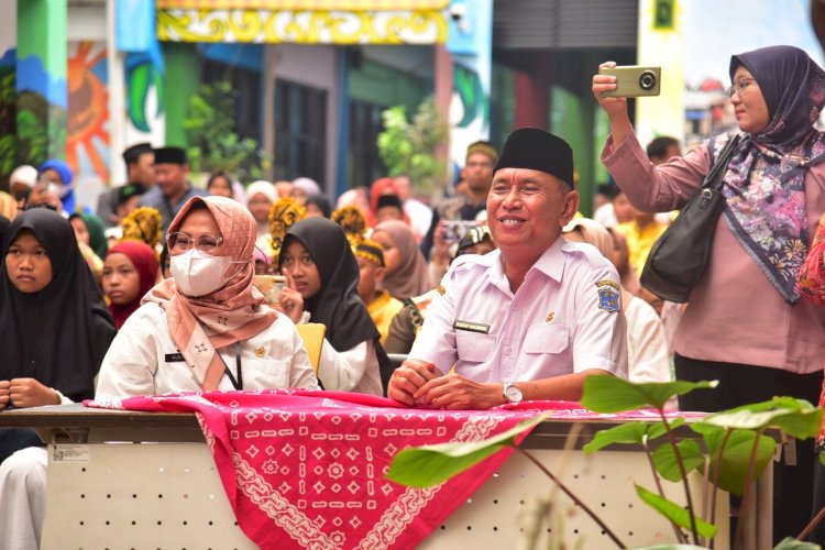 Teks foto: Yusuf Masruh menyaksikan lomba Pentas PAI/ist