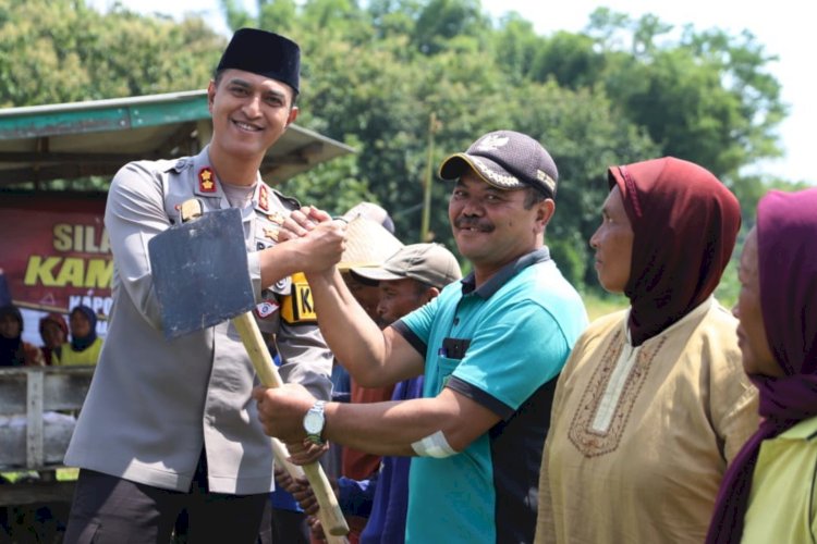 Kapolres Magetan, AKBP Satria Permana serahkan pacul kepada petani secara simbolik/RMOLJatim