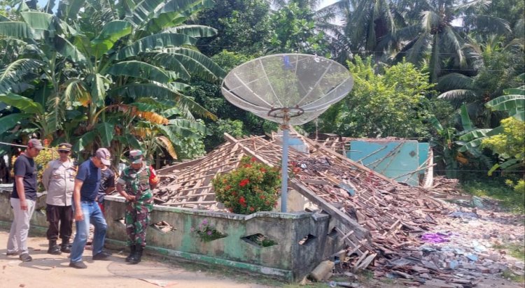 salh saru rumah di Bawean yang rusak akibat gempa/ ist