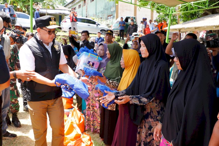 Pj Gubernur Jatim Adhy Karyono saat menyapa warga Pulau Bawean terdampak gempa Tuban/Ist