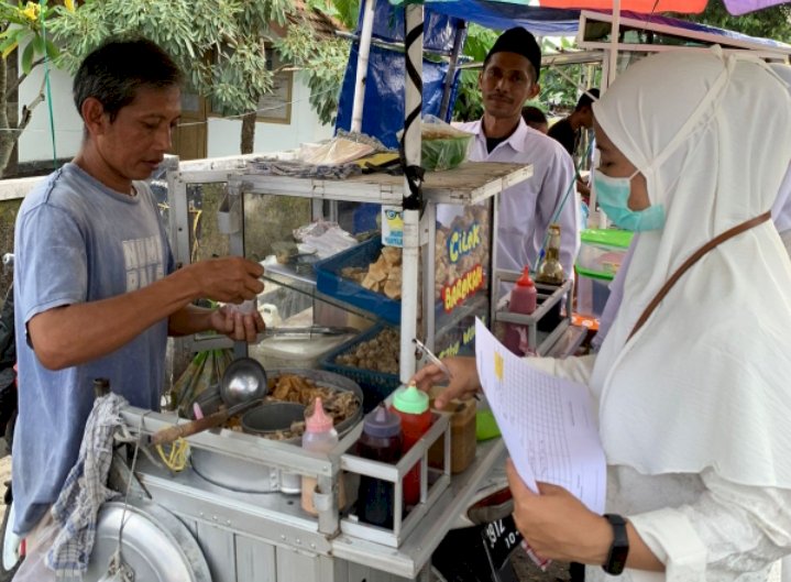 Petugas kesehatan melakukan pengecakan sampel makanan-minuman di Pasar Takjil Ramadan Banyuwangi/Humas Pemkab Bwi 