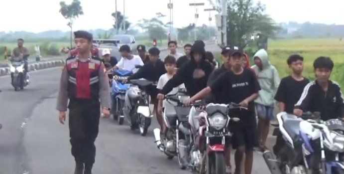 Segerombolan anak muda balap sepeda motor di Mojoagung Jombang/Ist