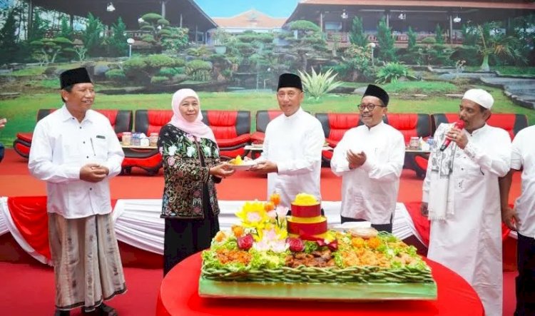 Koordinator Barisan Bunda Khofifah, Arum Sabil memberi tumpeng ke Khofifah Indar Parawansa dalam deklarasi dukungan Pilgub Jatim 2024/Ist