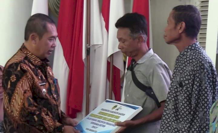 Pj Bupati Tontro Pahlawanto saat menyerahkan bantuan/ist