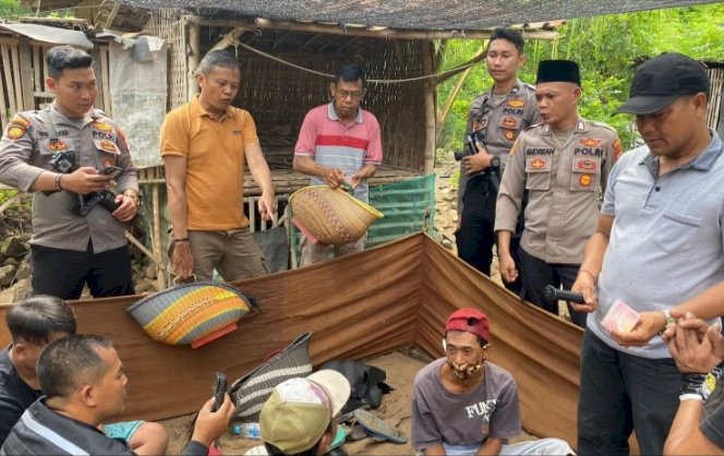 Polisi saat gerebek arena judi sabung ayam di Situbondo/Ist