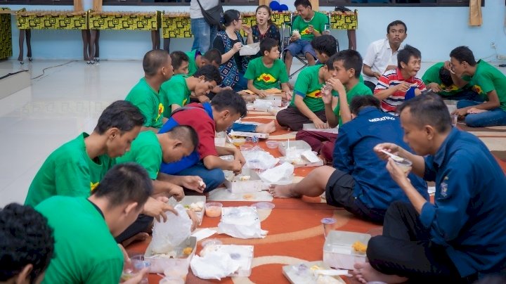 Meratus berbuka puasa bersama dengan anak anak berkebutuhan khusus 