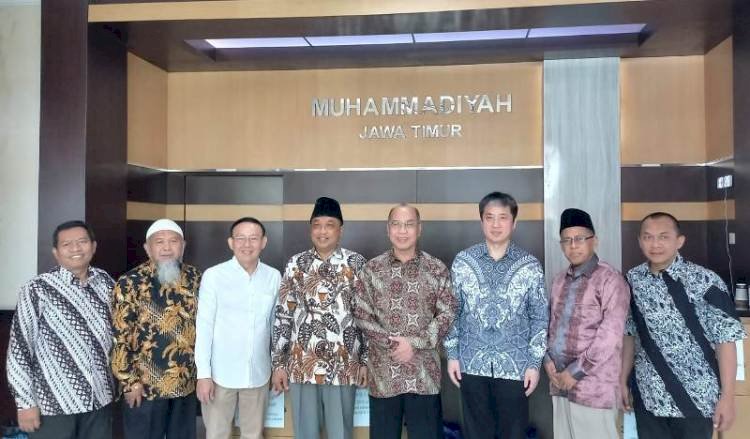 Konjen RRC Xu Yong dan Sukadiono berfoto bersama jajaran PWM Jatim dan konsuler Tiongkok di Surabaya/PWMU