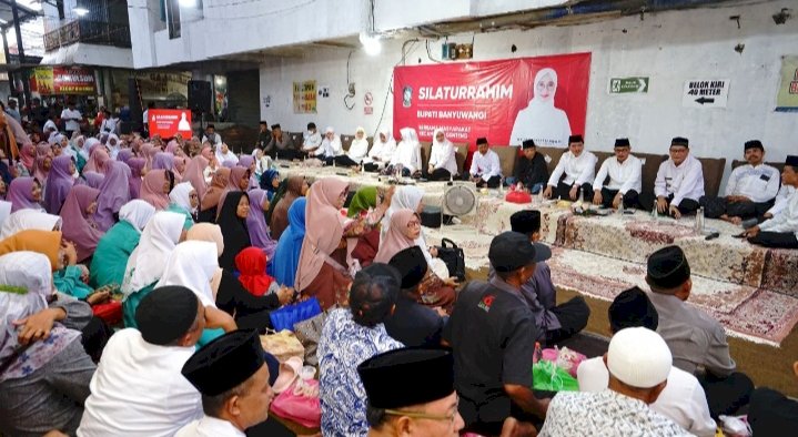 Bupati Ipuk buka bersama ratusan warga di Pasar Genteng, Kabupaten Banyuwangi/Humas Pemkab Bwi