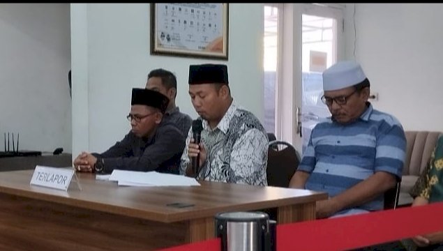 Terlapor PPK Smberbaru Jember saat membacakan tanggapan terhadap materi pokok laporan pelapor dari PAN/RMOLJatim