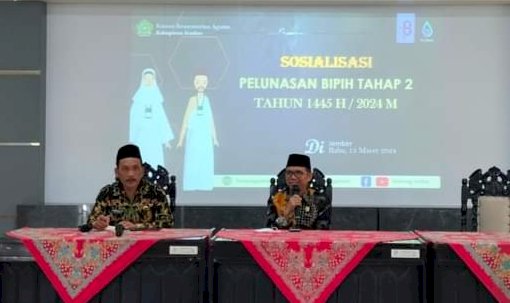 Kepala Kantor Kemenag Jember Dr Sruji Bahtiar didampingi Kasi PHU Nur Sholeh saat sosialisasi pelunasan tahap II/RMOLJatim