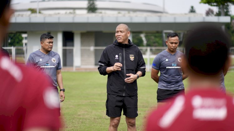 Nova Arianto saat memberi pengarahan pada tim U-16 Indonesia/PSSI