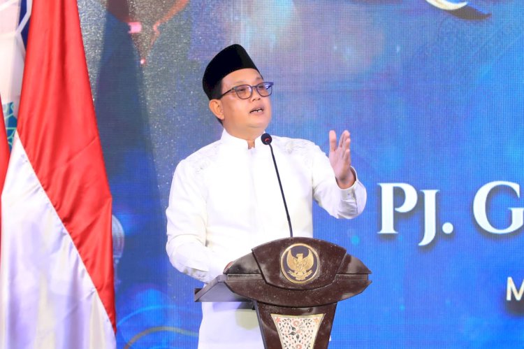 Pj Gubernur Jawa Timur Adhy Karyono memperingati Malam Turunnya Al Qur'an atau Nuzulul Qur'an 1445 Hijriyah di Masjid Raya Islamic Centre, Surabaya, Kamis (28/3) malam.