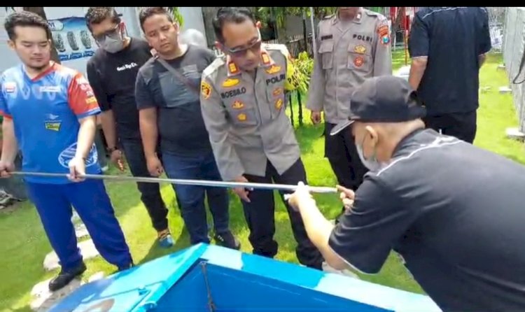 Polisi dan TNI saat mengecek SPBU Mojongapit/ RMOlJatim