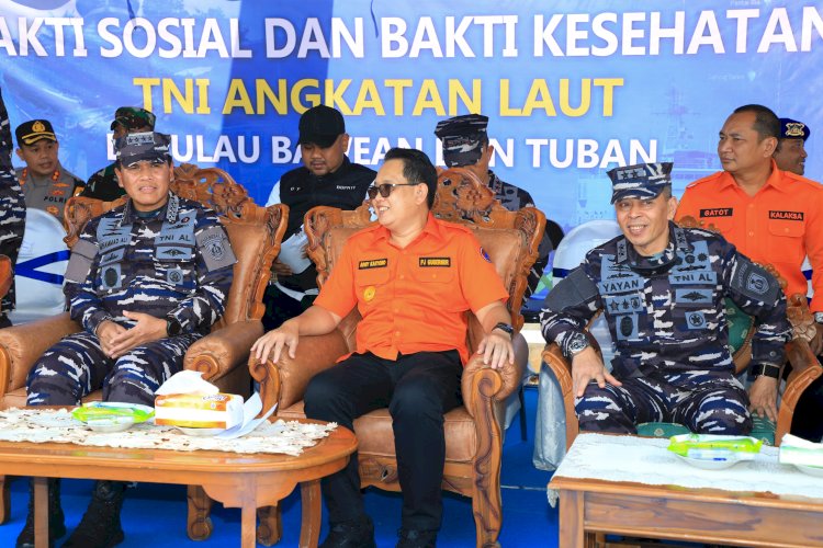 PJ Gubernur Jatim Adhy Karyono bersama TNI AL