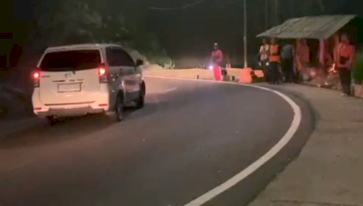 BPBD Jember bersama relawan saat memantau arus lalu lintas di kawasan Gunung Gumitir Jalan Jember-Banyuwangi/Ist