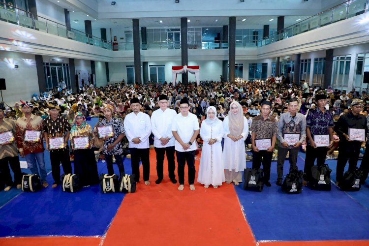 Pj Gubernur Jatim Adhy Karyono memberikan santunan kepada seribu anak yatim di Kediri/ist