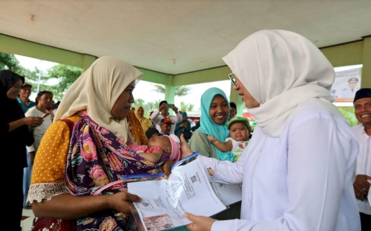 Bupati Ipuk menyerahkan akta kelahiran dan kartu identitas anak (KIA)/Humas Pemkab Bwi