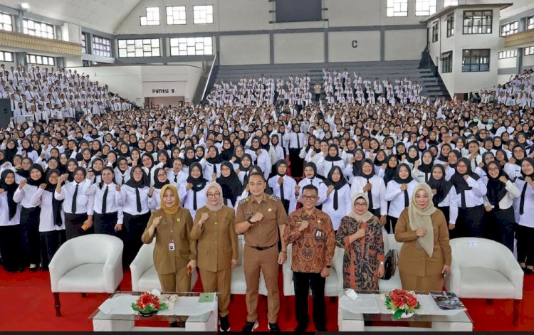 Wali Kota Surabaya Eri Cahyadi menyerahkan SK PPPK/RMOLJatim