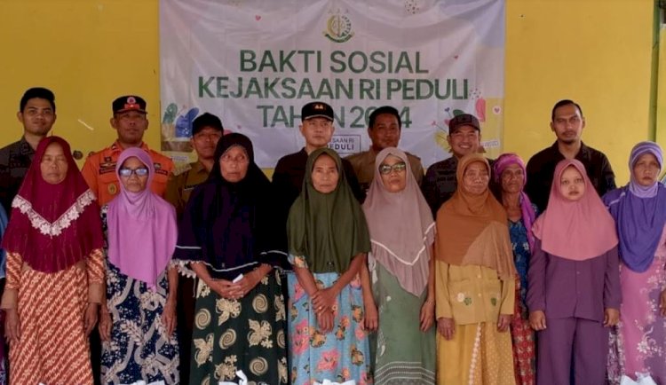  Kajari Tuban saat menyerahkan bantuan sembako kepada warga/ist