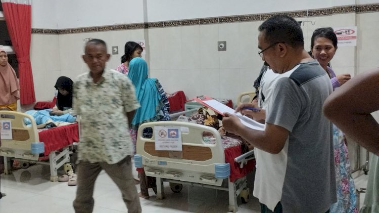 Korban keracunan saat menjalani perawatan di Puskesmas Mayang/RMOLJatim