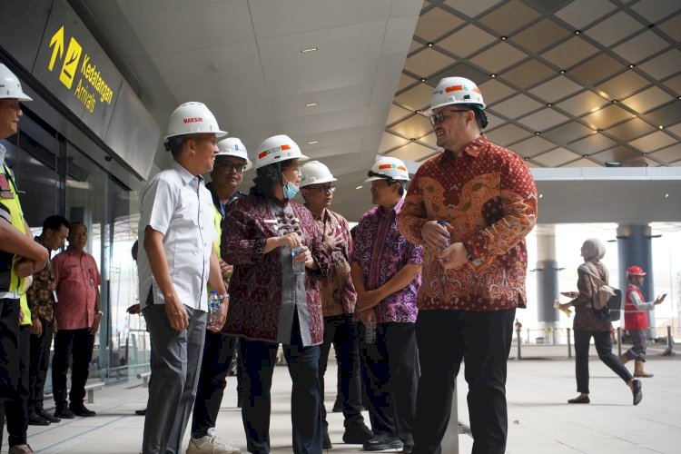  Bupati kediri saat mengunjungi bandara Dhoho Kediri