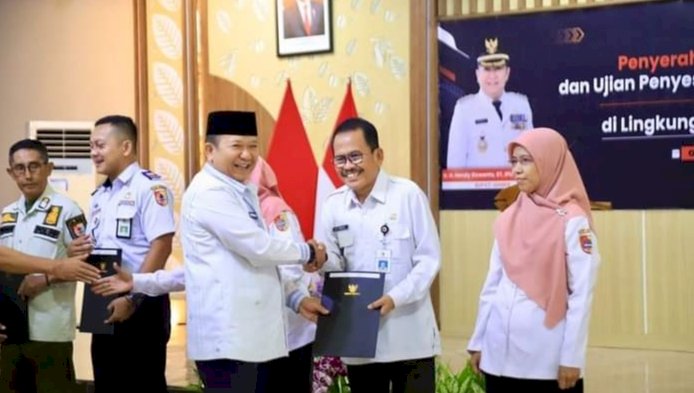 Bupati Jember Hendy Siswanto saat menyerahkan STLUD, STLUPI, dan SK kenaikan pangkat terhadap pegawai/RMOLJatim