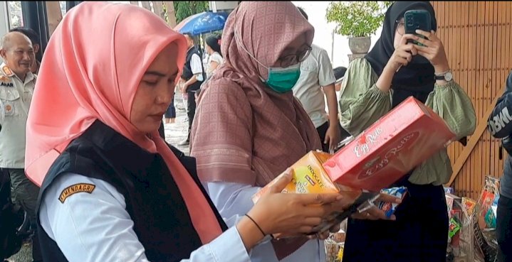 Petugas saat melakukan pengecekan parcel lebaran/RMOLJatim