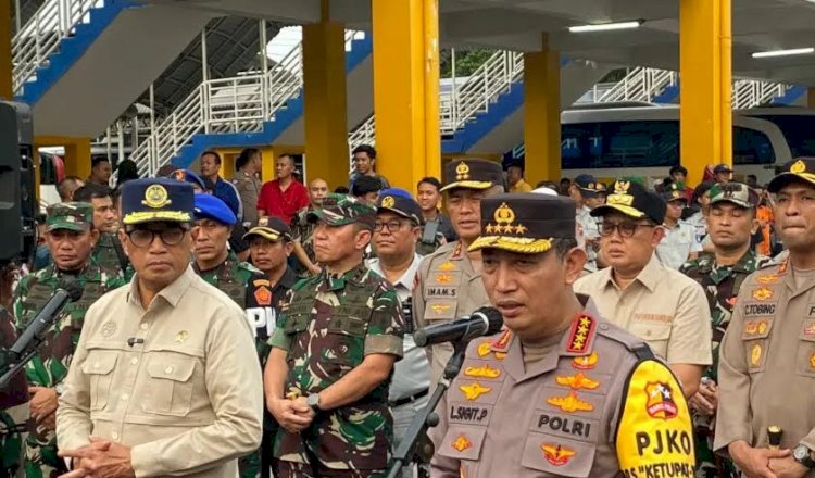 Kapolri Jenderal Listyo Sigit Prabowo bersama Menhub Budi Karya usai meninjau arus mudik di Terminal Purabaya, Kamis (4/4)/suarasurabaya