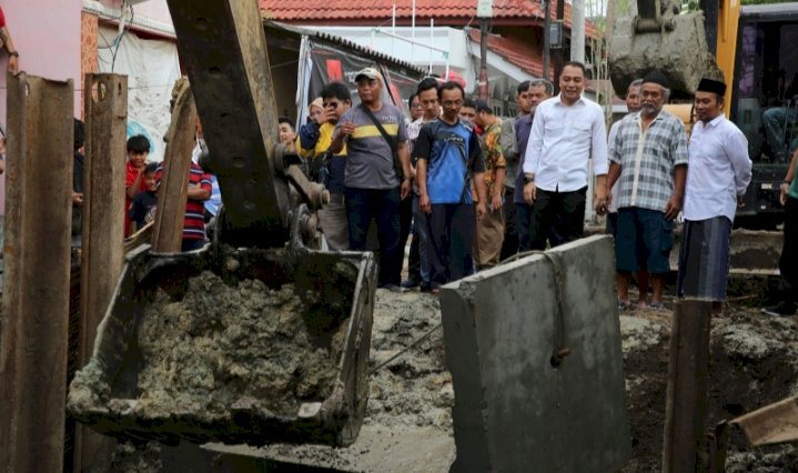 Wali Kota Eri Cahyadi saat meninjau lokasi pengerjaan box culvert saluran di kawasan Jalan Dukuh Kupang Gang Barat/RMOLJatim