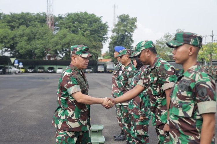 Pangdam V/Brawijaya, Mayjen TNI Rafael Granada Baay saat memimpin pemberangkatan cuti Lebaran/Ist