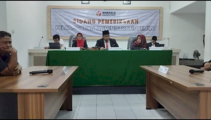 Ketua Bawaslu Kabupaten Jember, Sanda Aditya Pradana saat membacakan putusan dalam sidang terbuka untuk umum di Kantor Bawaslu Kabupaten Jember/RMOLJatim   