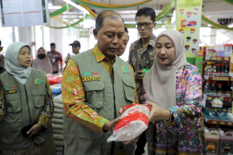 Pj Bupati Jombang Sugiat saat sidak di toko modern/RMOLJatim