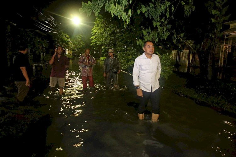 Wali Kota Eri meninjau lokasi banjir di Wisma Tengger, Kecamatan Benowo/RMOLJatim