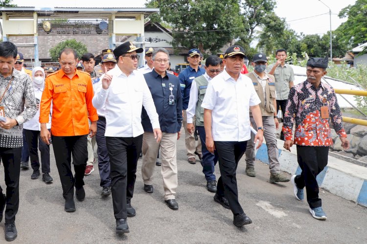 Pj Gubernur Jatim Adhy Karyono bersama Menko PMK Muhadjir Effendy di Pelabuhan Jangkar Situbondo/Ist