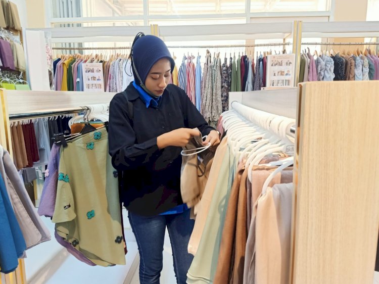 Maura pengunjung toko saat memilih hijab untuk lebaran