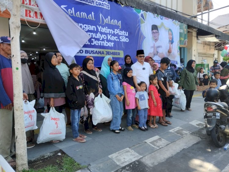 Kades Des Sidomulyo Kecamatan Silo Kabupaten Jember, Kamiludin saat mengajak anak yatim piatu ke sebuah Mall di Jember.