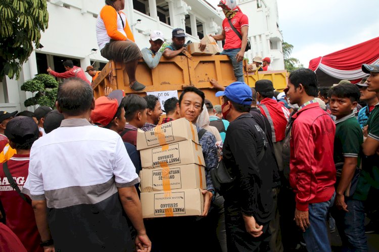 Teks foto: Satgas Penunjang Pemkot Surabaya menerima bingkisan lebaran/ist