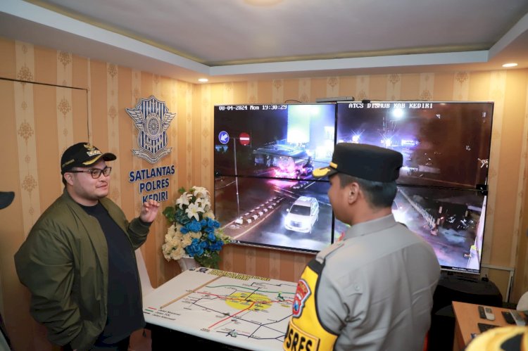 Bupati Kediri saat melihat langsung arus lalu lintas di simpang tiga Mengkreng