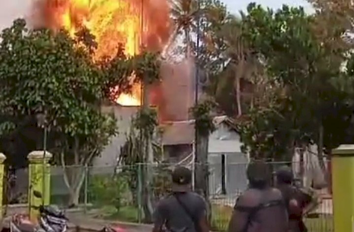 Tampak kobaran api di rumah milik Imam Muslim, warga Desa Sidomulyo Jember/RMOLJatim 