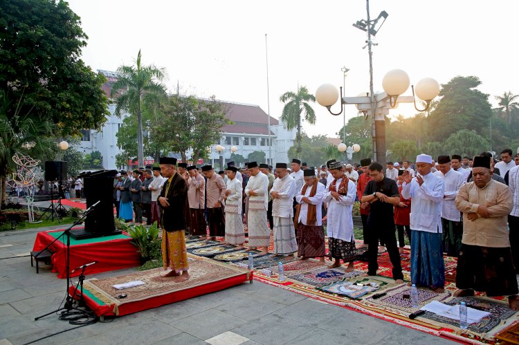 Wali Kota Eri Shalat Idul Fitri di Taman Surya halaman Balai Kota Surabaya/ist