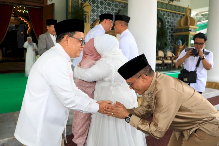 PJ Gubernur Jatim Adhy Karyono saat menggelar open House idul Fitri 