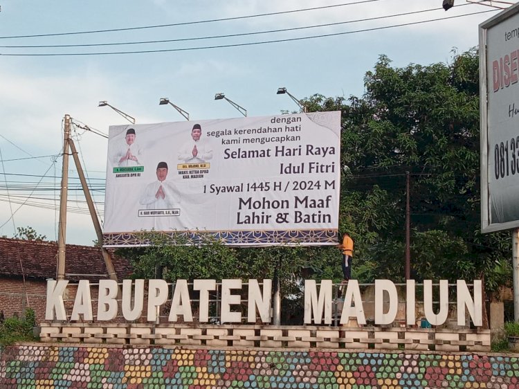 Banner besar ucapan selamat Idul fitri yang terpasang foto ketua DPC PKB H Muhtarom dan ketua DPC Golkar Mujono dan di tengahnya foto Hari Wuryanto yang terpasang di protokol jalan kabupaten Madiun/ist.