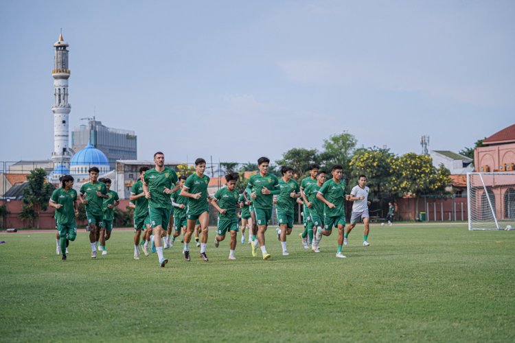 Punggawa Bajol Ijo melakukan pemanasan sebelum sesi latihan dimulai. (Persebaya)