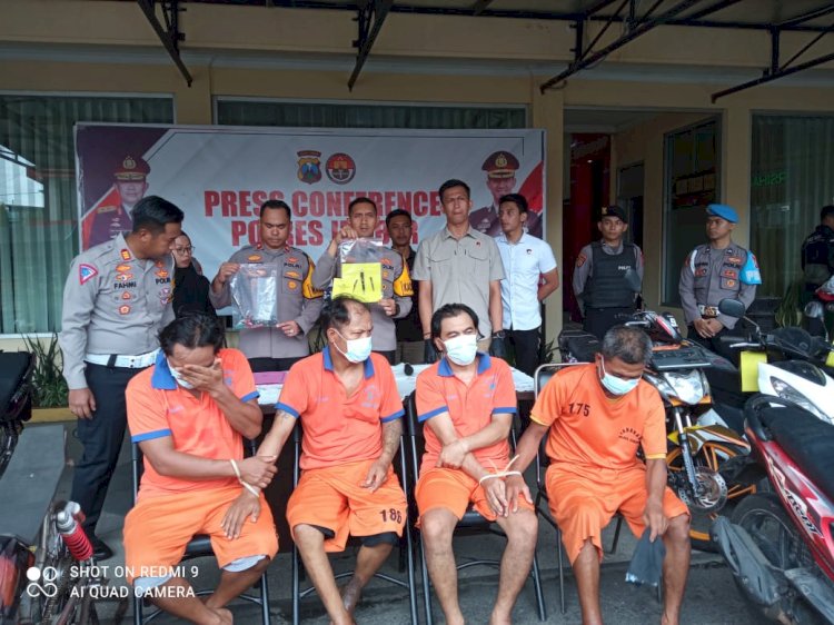 Kapolres Jember AKBP Bayu Pratama Gubunagi di dampingi Wakapolres dan Kasat Reskrim Polres Jember, AKP Abid Uais Alqornin Azis, saat menunjukkan tersangka dan Barang buktinya