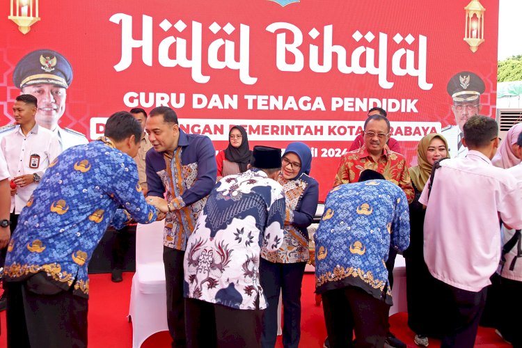 Teks foto: 22.900 guru, kepala sekolah, dan Tendik SD-SMP Negeri serta Swasta se-Surabaya halal bihalal di halaman Balai Kota/RMOLJatim