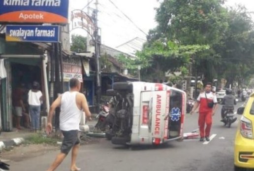 Mobil ambulans terguling di Tulungagung/Ist