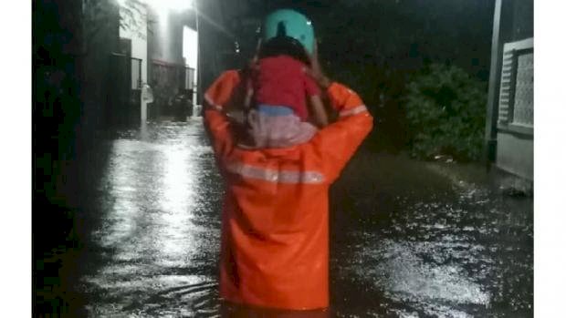 Petugas mengevakuasi seorang anak saat terjadi banjir lahar dingin Semeru di Lumajang/BNPB